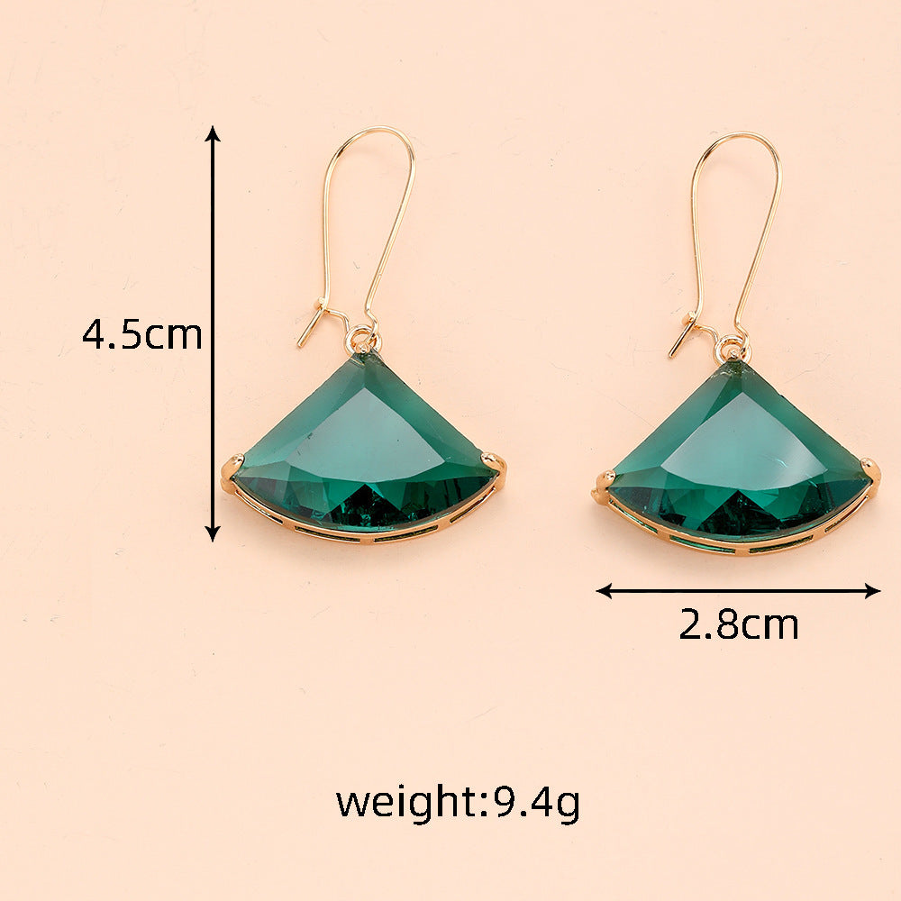 Modische Fächer-Ohrringe mit Kristallen im minimalistischen Design