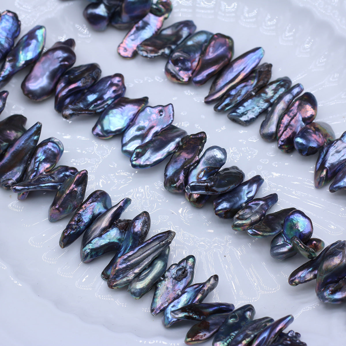 Minuscules bijoux teints en perles d’eau douce naturelles impeccables