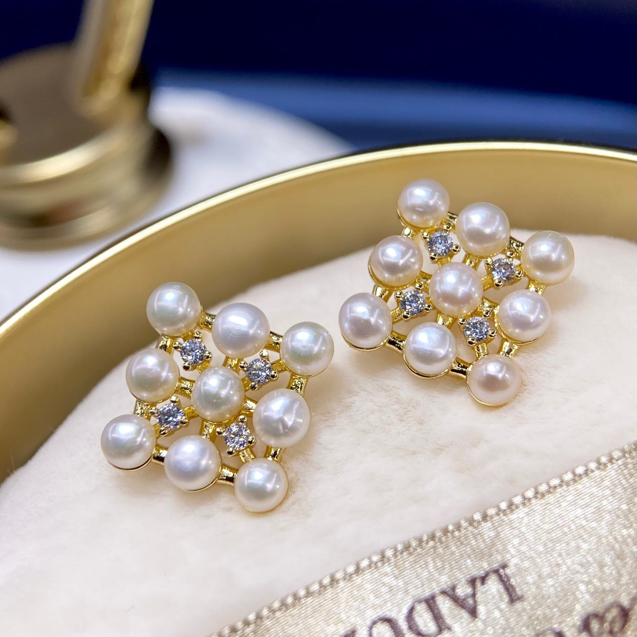 Goujons d'oreilles en perles multiples de luxe légères, petites perles d'eau douce naturelles