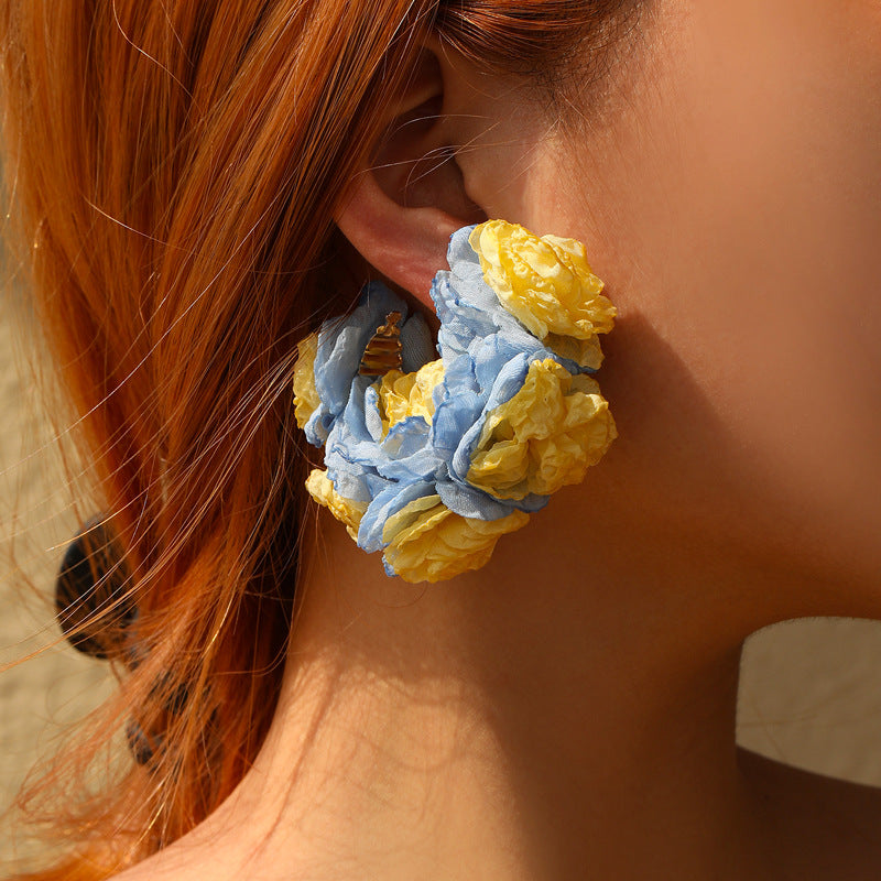 Boucles d'oreilles à fleurs en tissu à la mode exagérées