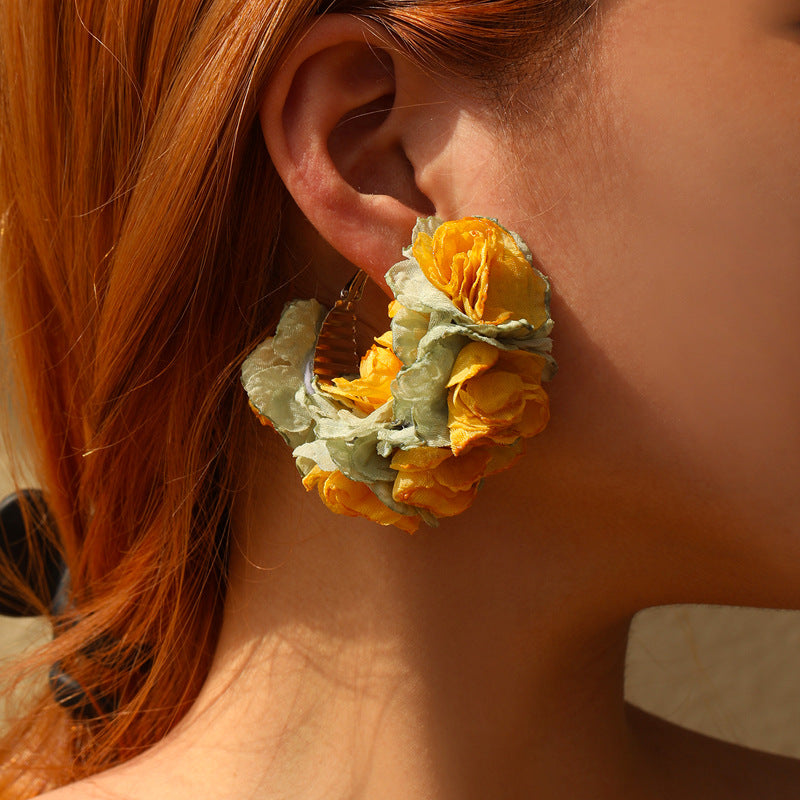 Boucles d'oreilles à fleurs en tissu à la mode exagérées