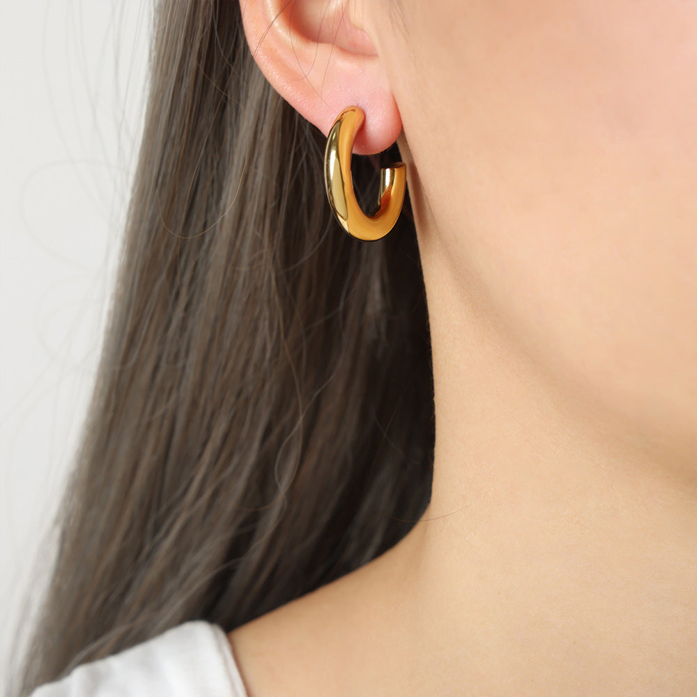 Einfache modische Ohrringe für Damen